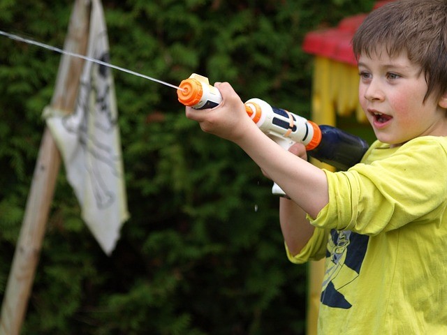 niños jugando con pistolas de agua