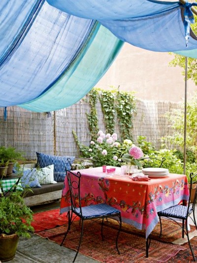 ideas para decorar con mesas de forja patios rusticos