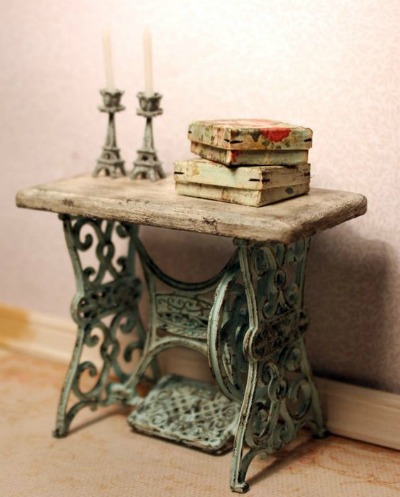 Mesa antigua de hierro estilo industrial. Mueble máquina de coser  reconvertido mesa antigua vintage.